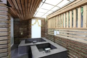 乌来泉世界温泉会馆的一间带水槽和窗户的大浴室
