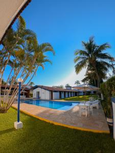 圣塞巴斯蒂安捕猎网酒店的一个带游泳池和棕榈树的度假村