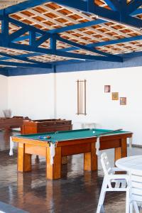 圣塞巴斯蒂安捕猎网酒店的蓝色天花板的客房内的台球桌