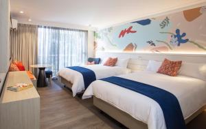 黄金海岸Sea World Resort的酒店客房设有两张床和窗户。