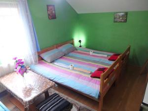 福查Apartman MILENA的卧室设有一张大床,拥有绿色的墙壁