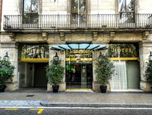 巴塞罗那卡利多尼安酒店的前方植物建筑前的商店