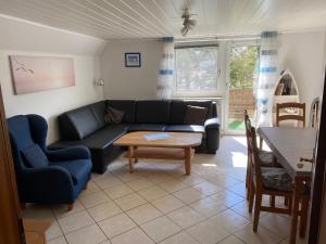 WangelsOstsee-Ferienwohnung-Nautikuss的客厅配有沙发和桌子