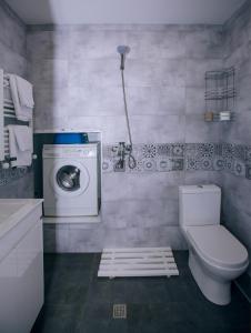 第比利斯Ardoni Hotel的一间带洗衣机和卫生间的浴室