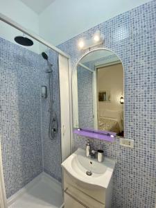 罗马阿尔彭特德帕帕住宿加早餐旅馆的一间带水槽、淋浴和镜子的浴室
