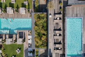 卡迪皮特拉卢纳瑞思康体度假酒店的享有带停泊车辆的游泳池的顶部景致