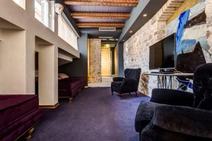 科托尔海马精品酒店的带沙发、电视和墙壁的客厅