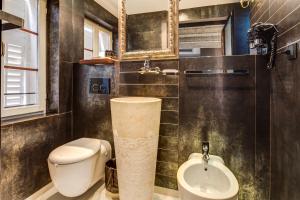 科托尔海马精品酒店的一间带卫生间和水槽的浴室