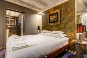 科托尔海马精品酒店的卧室配有带白色枕头的大床