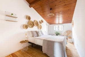 里斯本Superb Apartments Overlooking Graça in Lisbon的一间卧室设有一张木天花板床。