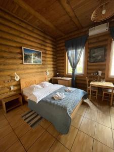 比斯克Art-eco-hotel Altai的小木屋内一间卧室,配有一张床