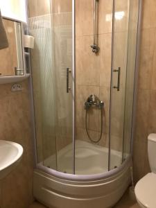 乌斯特卡扎加兹达加纳宾馆的浴室里设有玻璃门淋浴