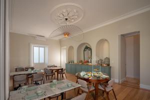 蓬塔德尔加达Casa do Pateo - Charming House Azores的一间带桌椅和吊灯的用餐室
