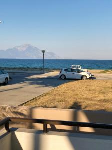 萨尔蒂Villa Lemar的两辆汽车停在海边的路上