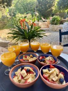 马拉特克西Asis de Marratxinet Turismo de Interior的餐桌,放着碗饭和橙汁
