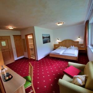 多弗加斯坦加施泰因旅馆的酒店客房,配有床和沙发