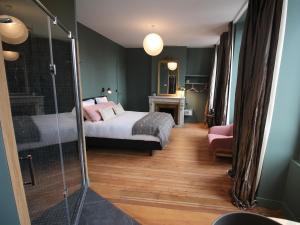 波尔多B&B L'Escapade Bordelaise - Côté Jardin的一间卧室设有一张床和一个玻璃淋浴间