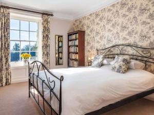马尔堡Manor Farm B&B的一间卧室设有一张大床和一个窗户。
