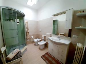 切萨雷奥港Zuccaro Apartment的带淋浴、盥洗盆和卫生间的浴室