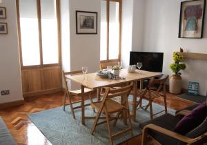 爱丁堡大卫休姆住宅公寓的一间带木桌和椅子的用餐室