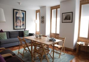 爱丁堡大卫休姆住宅公寓的客厅配有桌椅和沙发