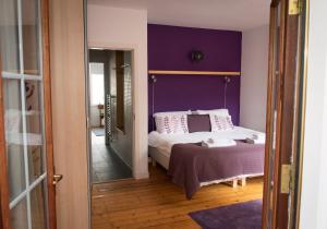 爱丁堡大卫休姆住宅公寓的一间卧室配有一张紫色墙壁的床