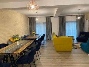 布什泰尼Casa Skadi, Zamora,Busteni的用餐室配有桌子和黄色椅子