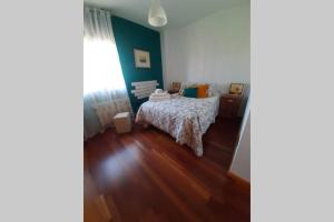 Piso céntrico con piscina,parking y jacuzzi客房内的一张或多张床位