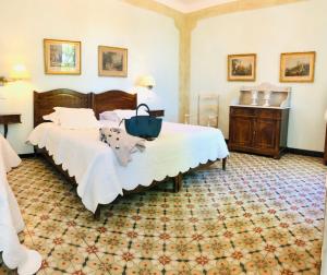 坎松瑞雷巴黎圣母院酒店的卧室配有一张床和一张桌子