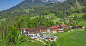 柯尼希斯湖畔舍瑙阿尔本胡夫阿尔卑斯健康酒店的享有山区度假胜地的空中景致
