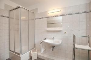 博尔滕哈根Strandvilla Krabbe Wohnung 12的白色的浴室设有水槽和淋浴。