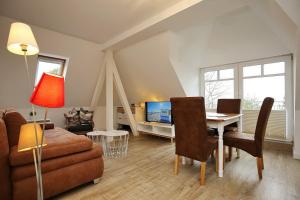 博尔滕哈根Villa Triton Wohnung 05的客厅配有沙发和桌子