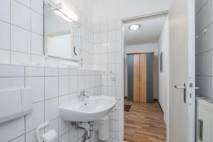 博尔滕哈根Dünenblick Wohnung 48的白色的浴室设有水槽和镜子