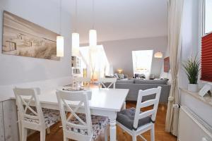 博尔滕哈根Sünnslag Ostsee-Perle Wohnung 044的白色的用餐室配有白色的桌椅