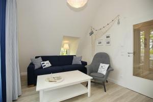 博尔滕哈根Strandvilla Scholle - Scholle Wohnung 05的客厅配有沙发和桌子