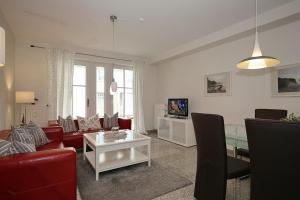 博尔滕哈根Strandvilla Niklot Wohnung 02的客厅配有红色的沙发和桌子