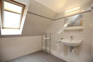 博尔滕哈根Strandvilla Krabbe Wohnung 13的一间带水槽和镜子的浴室