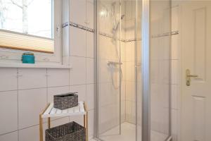博尔滕哈根Strandvilla Krabbe Wohnung 03的浴室里设有玻璃门淋浴
