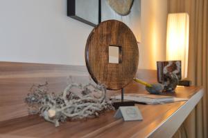 宾茨宾兹斯坦德公寓的木桌上方的镜子