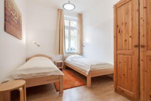 博尔滕哈根Villa Triton Wohnung 02的一间卧室设有两张床和窗户。
