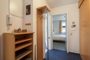 博尔滕哈根Dünenblick Wohnung 24的小房间设有一间卧室,配有一张床