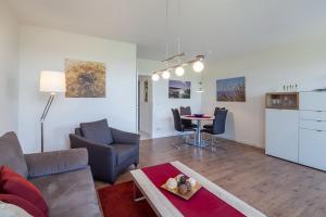 博尔滕哈根Sünnslag Wohnung 039的客厅配有沙发和桌子