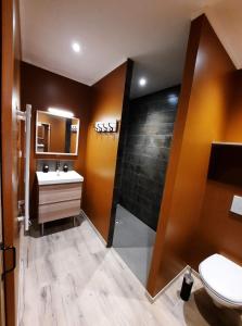 SouraïdeMaison Errientania的浴室配有白色卫生间和盥洗盆。