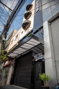 圣保罗Hotel Numaz的倒映在建筑中的酒店