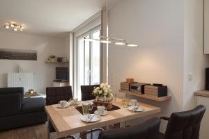 海利根达姆Residenz von Flotow Wohnung 09的用餐室以及带桌椅的起居室。
