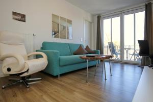 海利根达姆Residenz von Flotow Wohnung 10的客厅配有蓝色的沙发和桌子