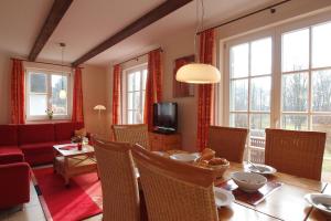 维滕贝克Ferienhaus Nanni的客厅配有桌子和红色沙发