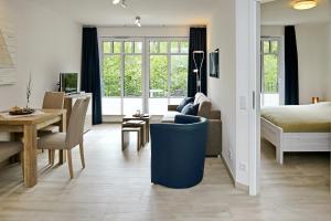 海利根达姆Linden-Palais Wohnung 20的客厅配有沙发和1张床