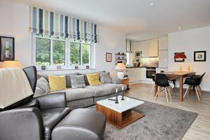 海利根达姆Linden-Palais Wohnung 05的客厅配有沙发和桌子