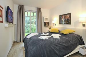 海利根达姆Linden-Palais Wohnung 05的一间卧室配有一张大床和两个枕头